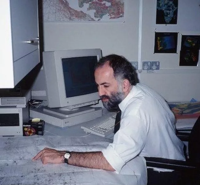 Fa at desk